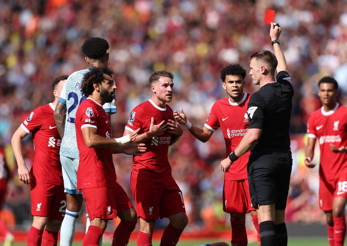 ... khiến tiền vệ Liverpool nhận thẻ đỏ (Ảnh: Reuters)