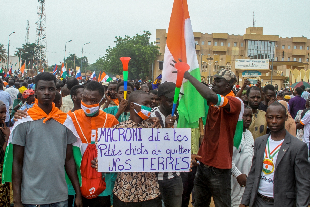 Người biểu tình mang theo các biểu ngữ kêu gọi Pháp rút quân khỏi Niger. Nguồn: Reuters