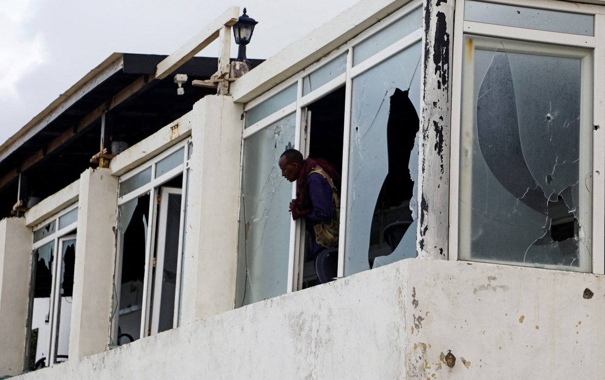 Một căn nhà ở Mogadishu, Somalia sau cuộc tấn công của lực lượng Al Shabaab hôm 10/6. Nguồn: Reuters