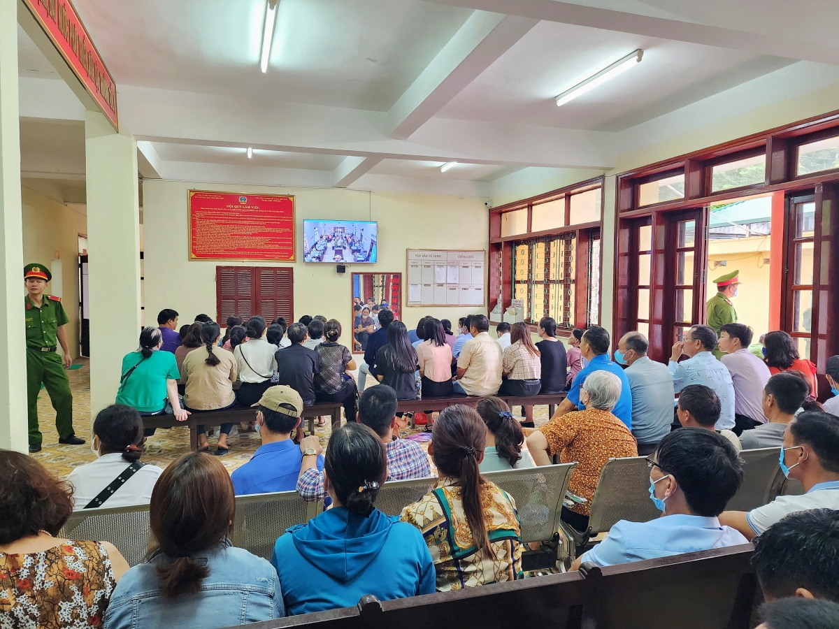Phiên tòa thu hút rất đông người dân đến theo dõi