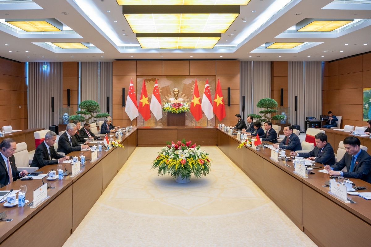 Chủ tịch Quốc hội Vương Đình Huệ hội kiến Thủ tướng Singapore Lý Hiển Long nhân chuyến thăm chính thức Việt Nam. 