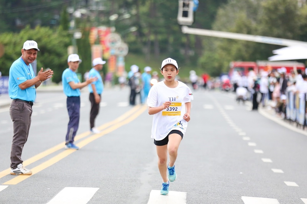 Em Đinh Thị Thanh Trúc (trường THCS và THPT Tây Sơn) - giải nhất cự ly 1.5 km nữ sinh THPT