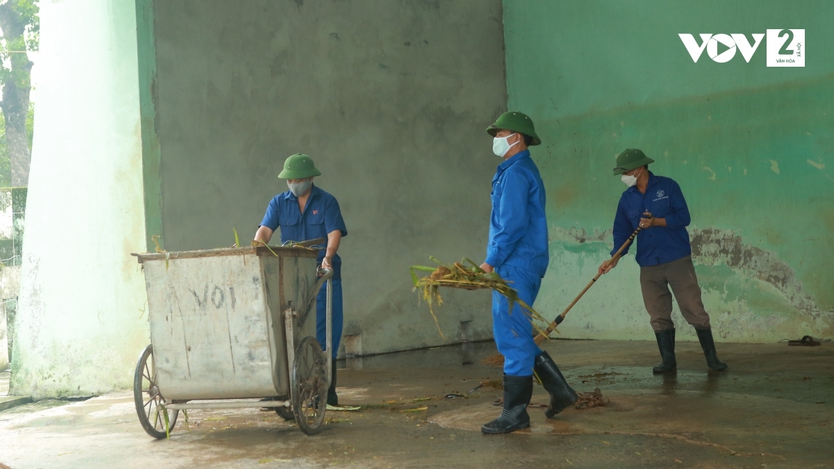 Hàng ngày, nhân viên Xí nghiệp Chăn nuôi và Phát triển động vật số 1 (vườn thú Hà Nội) dọn dẹp sạch sẽ chuồng voi.