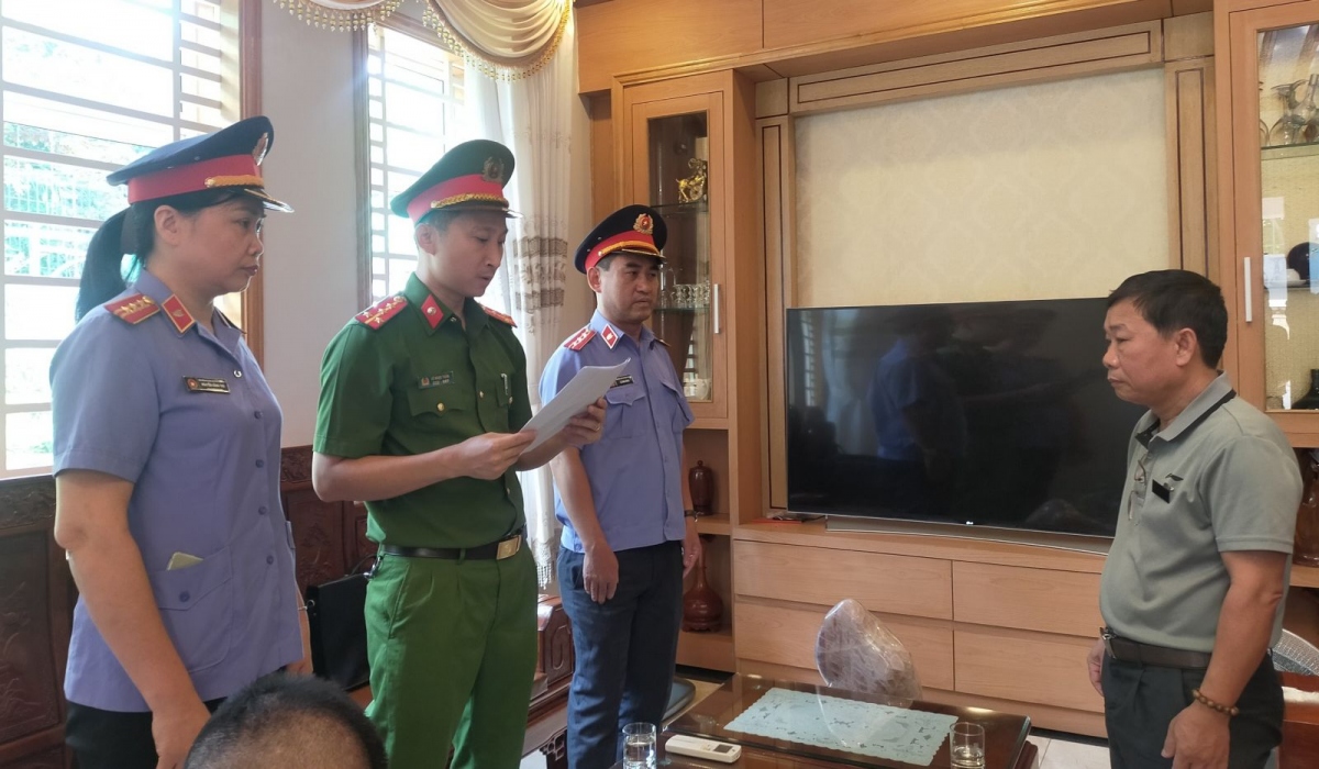 Lực lượng chức năng tống đạt các quyết định khởi tố bị can
