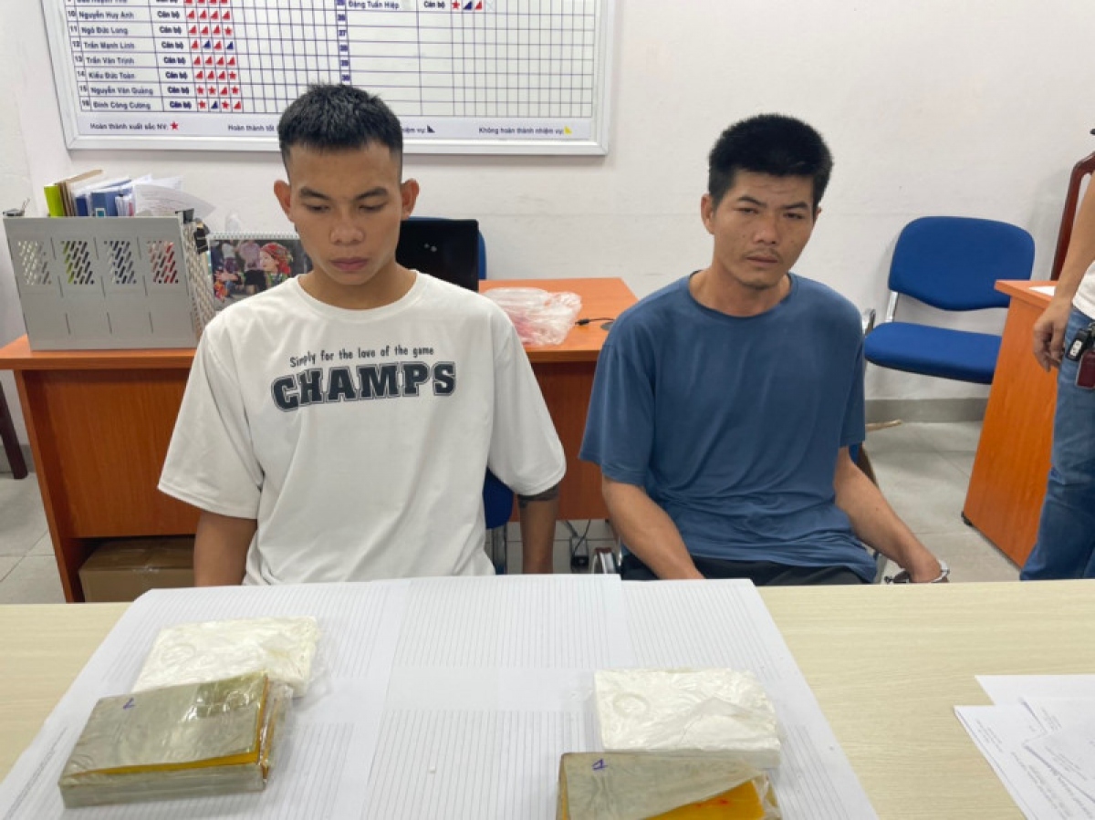 2 nghi can Ọi và Hùng bị cơ quan công an bắt cùng tang vật. Ảnh CACC.
