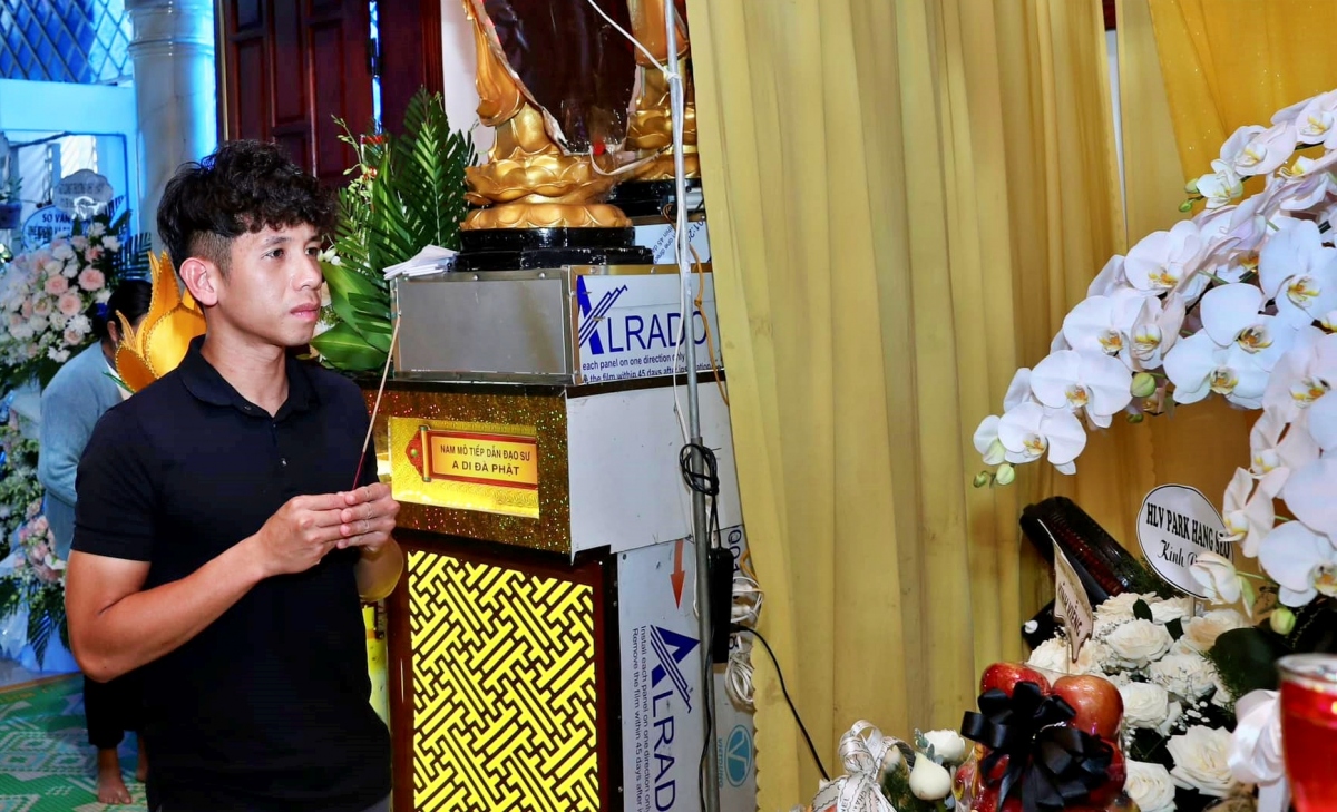 Hậu vệ Nguyễn Phong Hồng Duy đã bay vào Gia Lai để tiễn biệt người thầy Dương Minh Ninh.