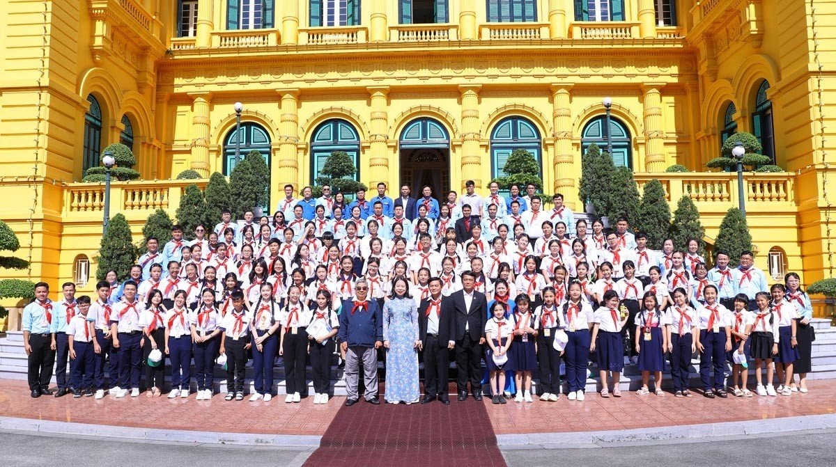Phó Chủ tịch nước chụp ảnh cùng đoàn đại biểu cháu ngoan Bác Hồ tỉnh Bình Dương.