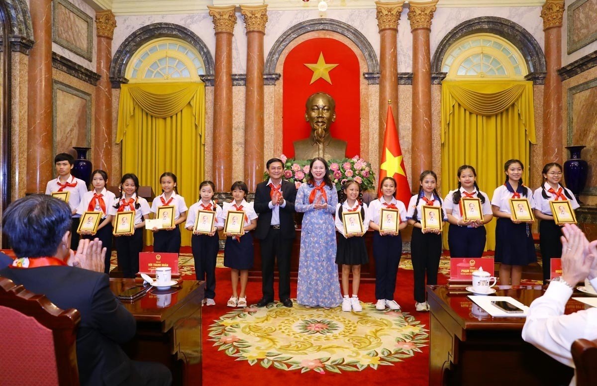 Phó Chủ tịch nước tặng quà cho các cháu ngoan Bác Hồ tỉnh Bình Dương.