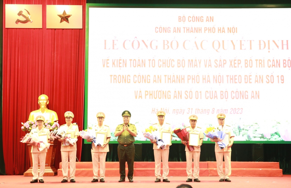 Giám đốc Công an Hà Nội Nguyễn Hải Trung trao quyết định cho các đơn vị