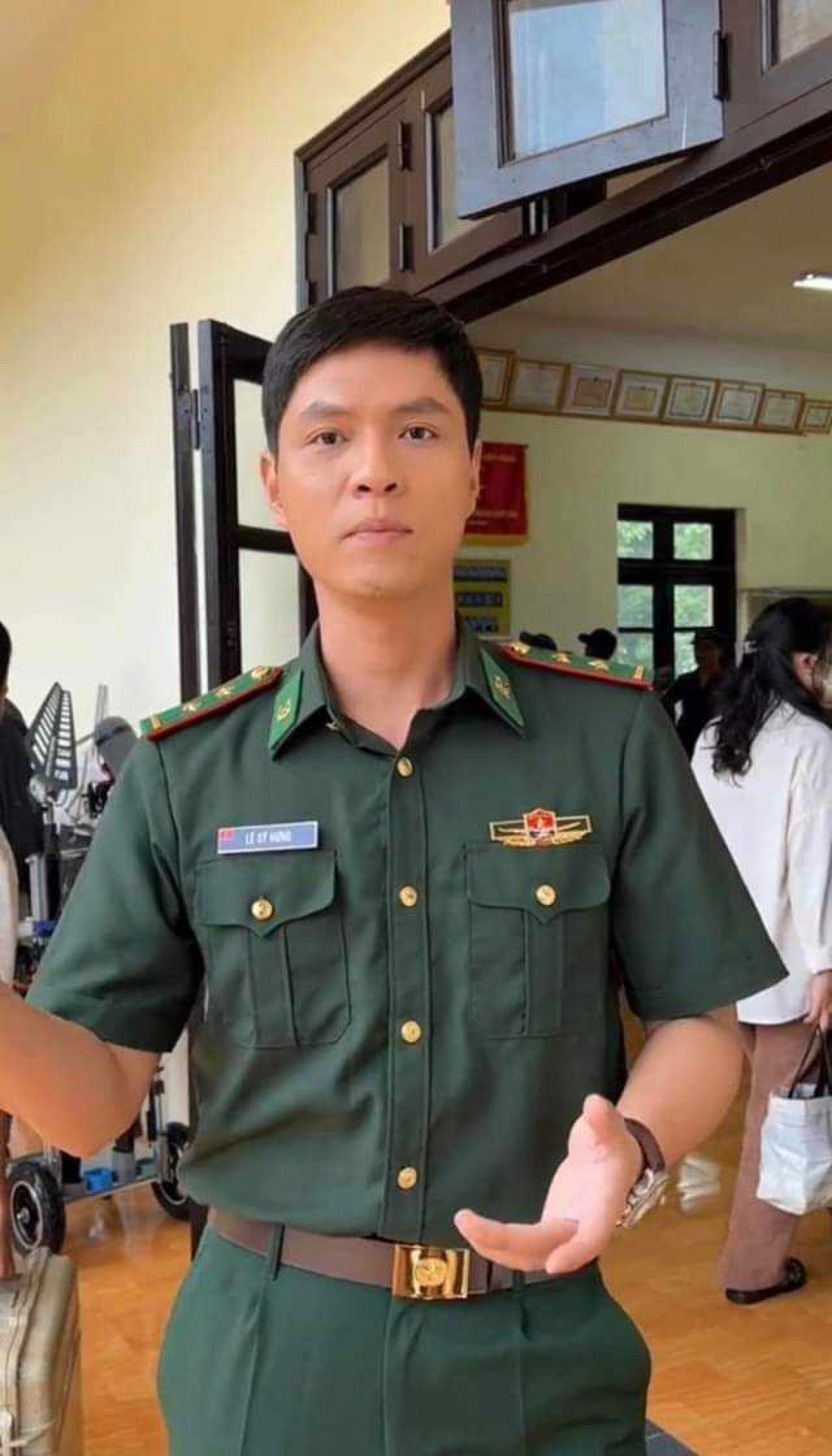 Tô Dũng đảm nhiệm vai Trung uý cùng đơn vị với Trung tá Trần Đình Trung do Việt Anh đóng. Ảnh: VTV