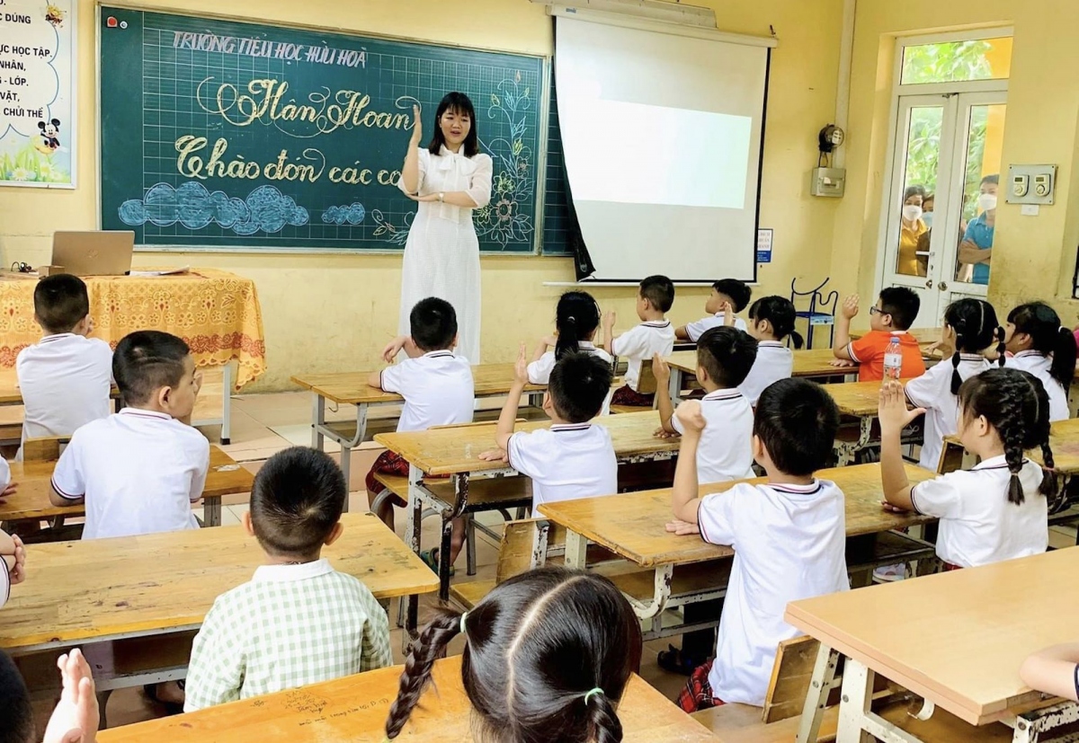 Giáo viên dạy học trường Tiểu học Hữu Hoà. (Thanh Trì, Hà Nội)