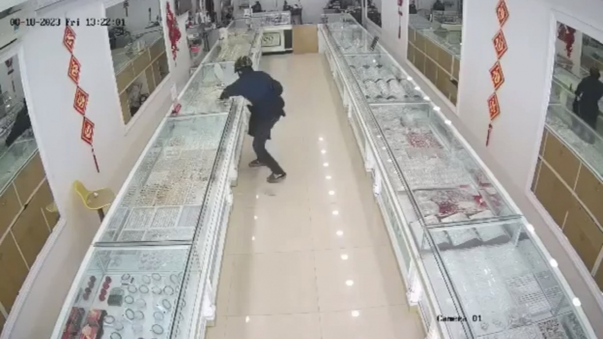 Camera an ninh ghi lại cảnh nghi phạm tại cửa hàng vàng