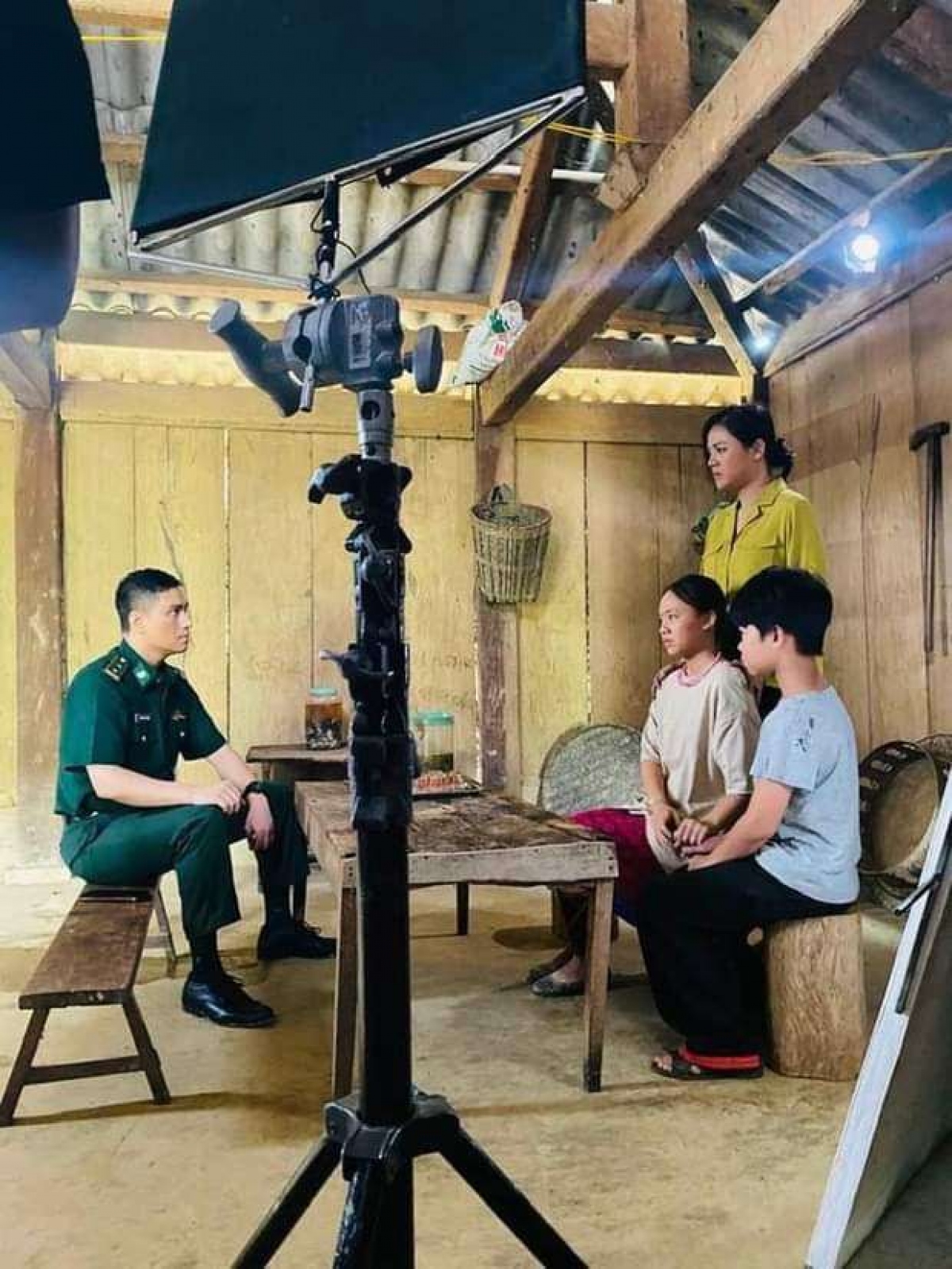 Việt Anh cũng là diễn viên trong phim Cuộc chiến không giới tuyến. Ảnh: VTV
