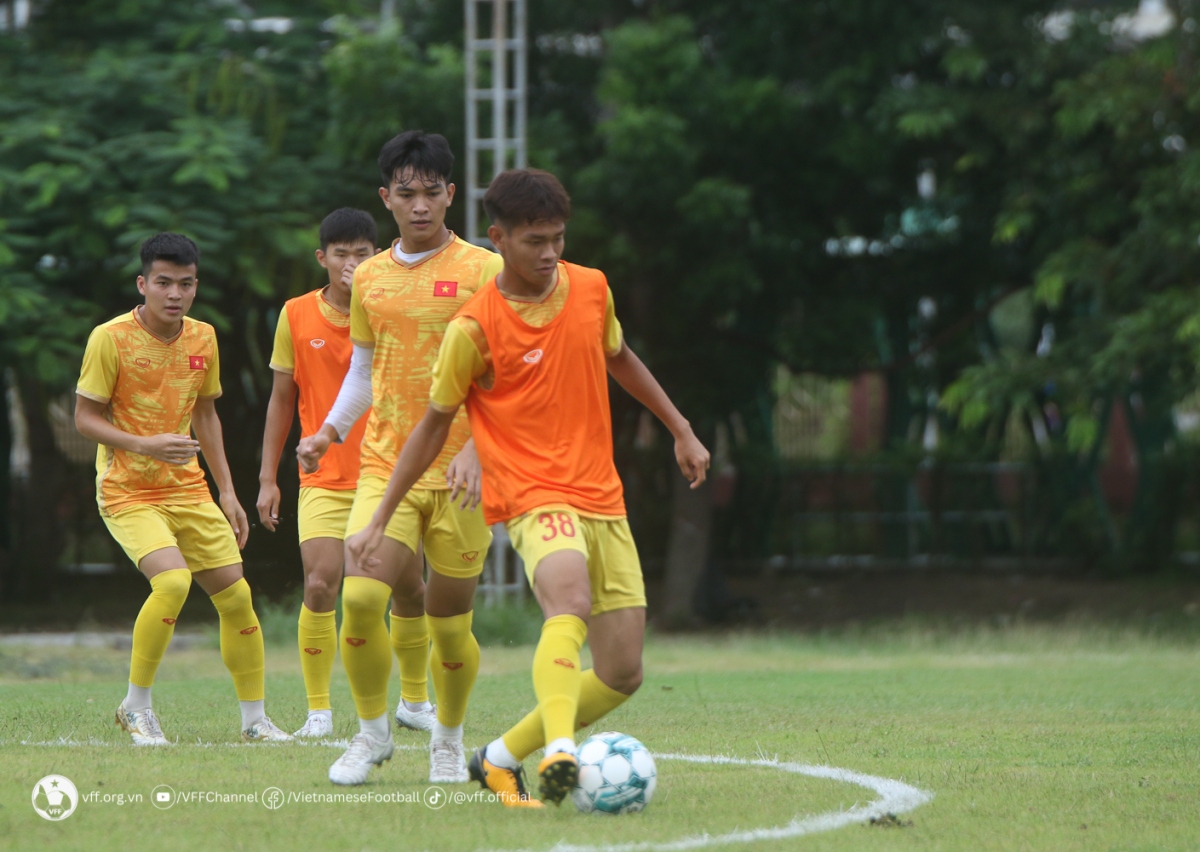 Nhóm cầu thủ dự bị và vào sân thay người trong trận đấu với U23 Lào được tăng thêm cường độ vận động nhằm duy trì thể lực. (Ảnh: VFF)