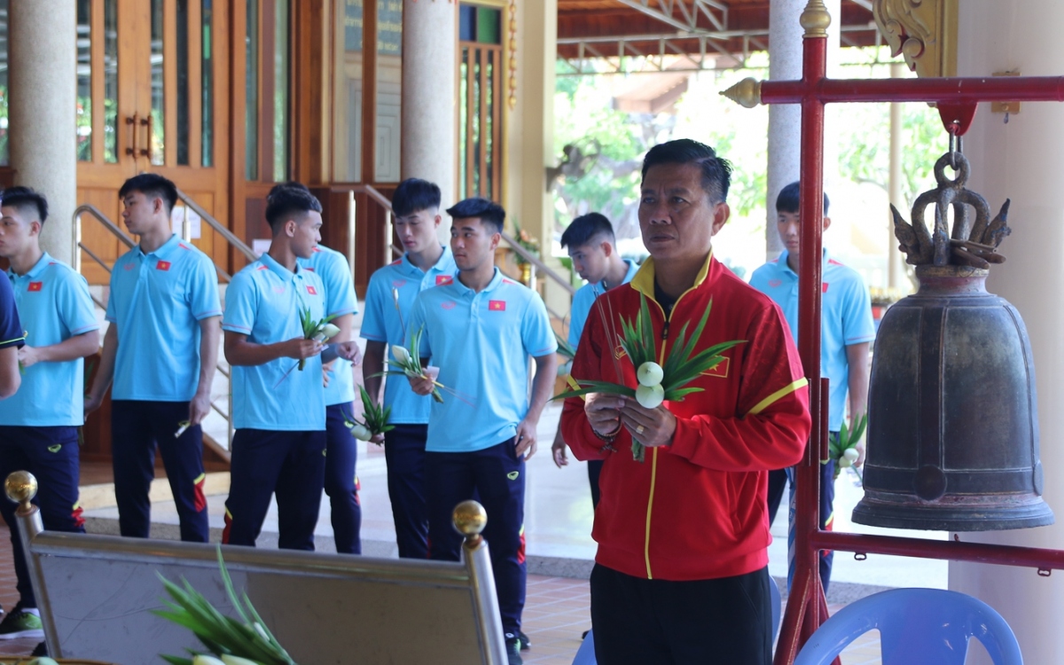Thầy trò HLV Hoàng Anh Tuấn hòa mình vào không gian bình yên sau những ngày tập luyện vất vả.