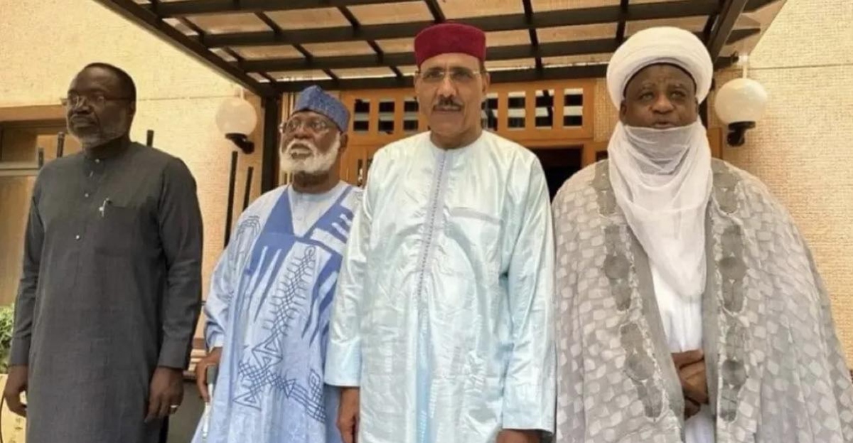Tổng thống Niger bị lật đổ Mohamed Bazoum chụp ảnh cùng phái đoàn ECOWAS tại Niamey ngày 19/8 (Ảnh: Al Arabiya)