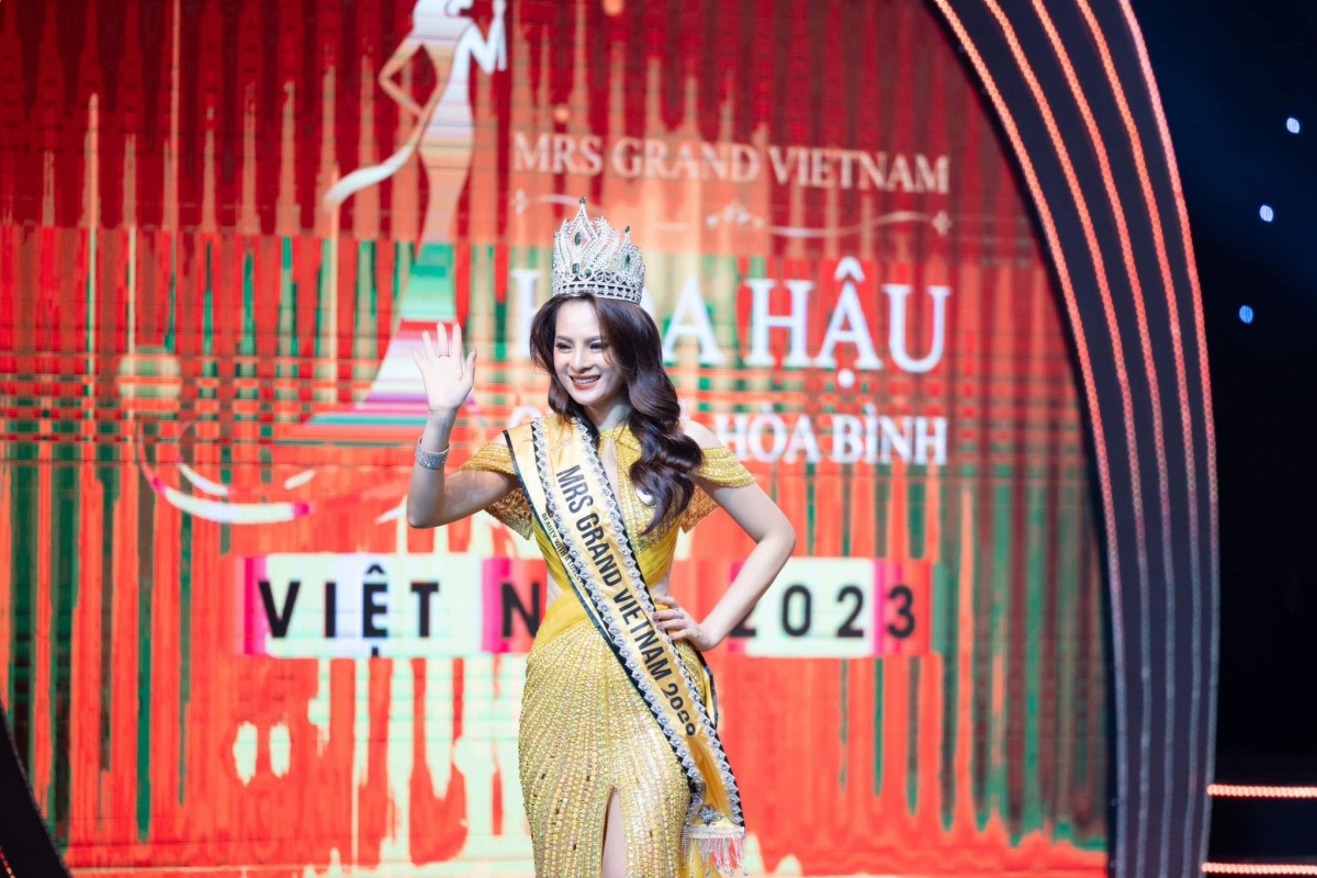 Người đẹp Đoàn Thị Thu Hằng (đứng giữa) đã đăng quang Hoa hậu Quý bà Hòa Bình Việt Nam 2023 (Ảnh: Ban Tổ chức).