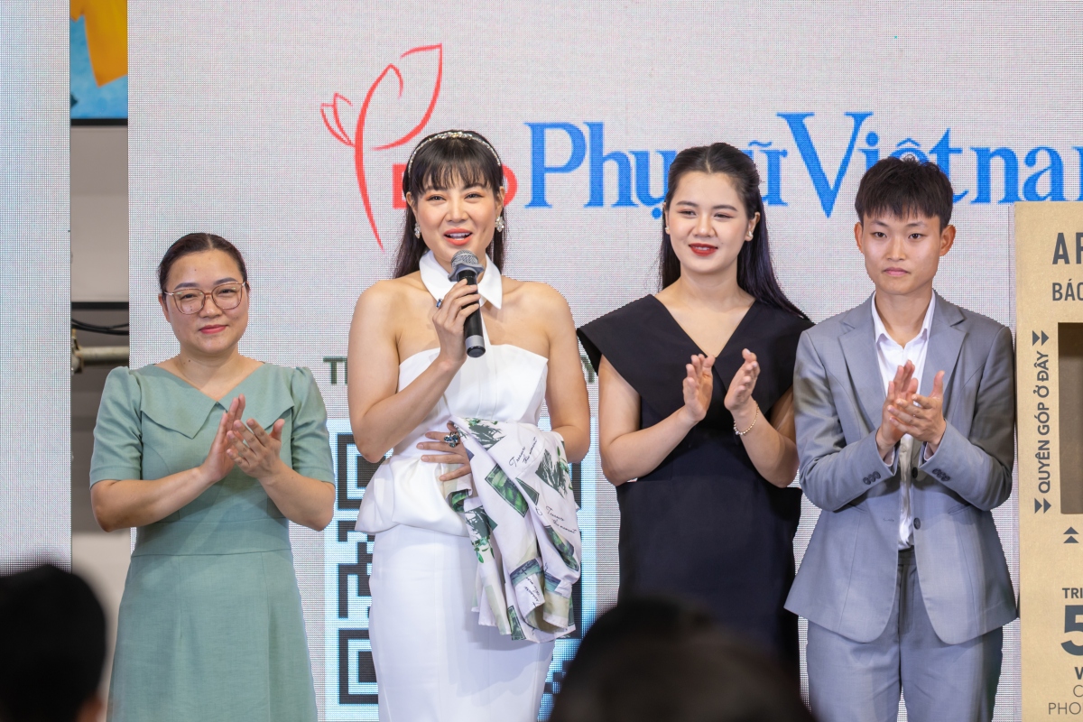 Thanh Hương tặng áo trong "Cuộc đời vẫn đẹp sao" gây quỹ cho trẻ em khó khăn