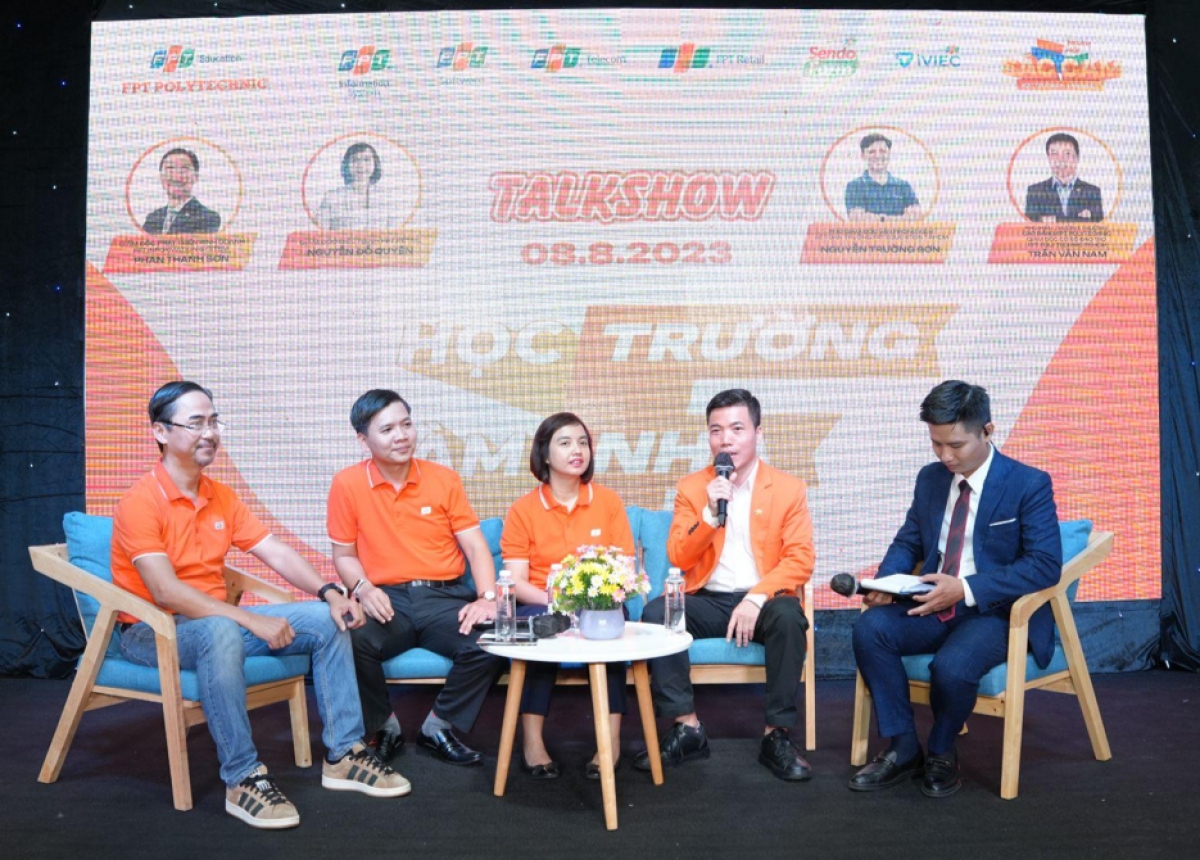 Talkshow “Học trường F - Làm nhà F" với sự tham gia của các lãnh đạo đến từ các đơn vị thành viên của Tập đoàn FPT đã mang tới những chỉ dẫn hữu ích cùng những cơ hội việc làm hấp dẫn cho sinh viên FPT Polytechnic TP.HCM