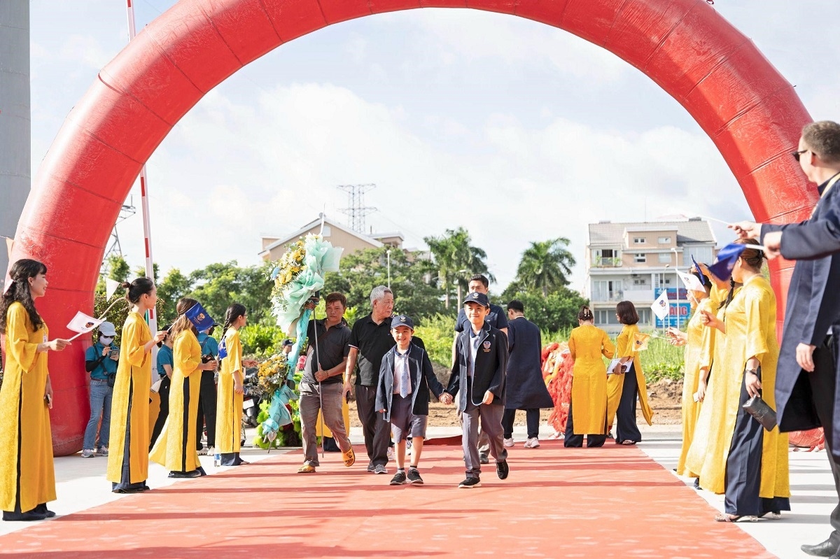 Thầy cô trường Victoria School chào đón phụ huynh và học sinh tham dự lễ khánh thành.