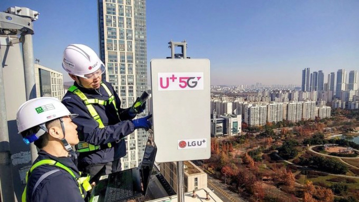 Kỹ sư LG U+ kiểm tra một trạm 5G ở thành phố Incheon - Ảnh: Korea Times