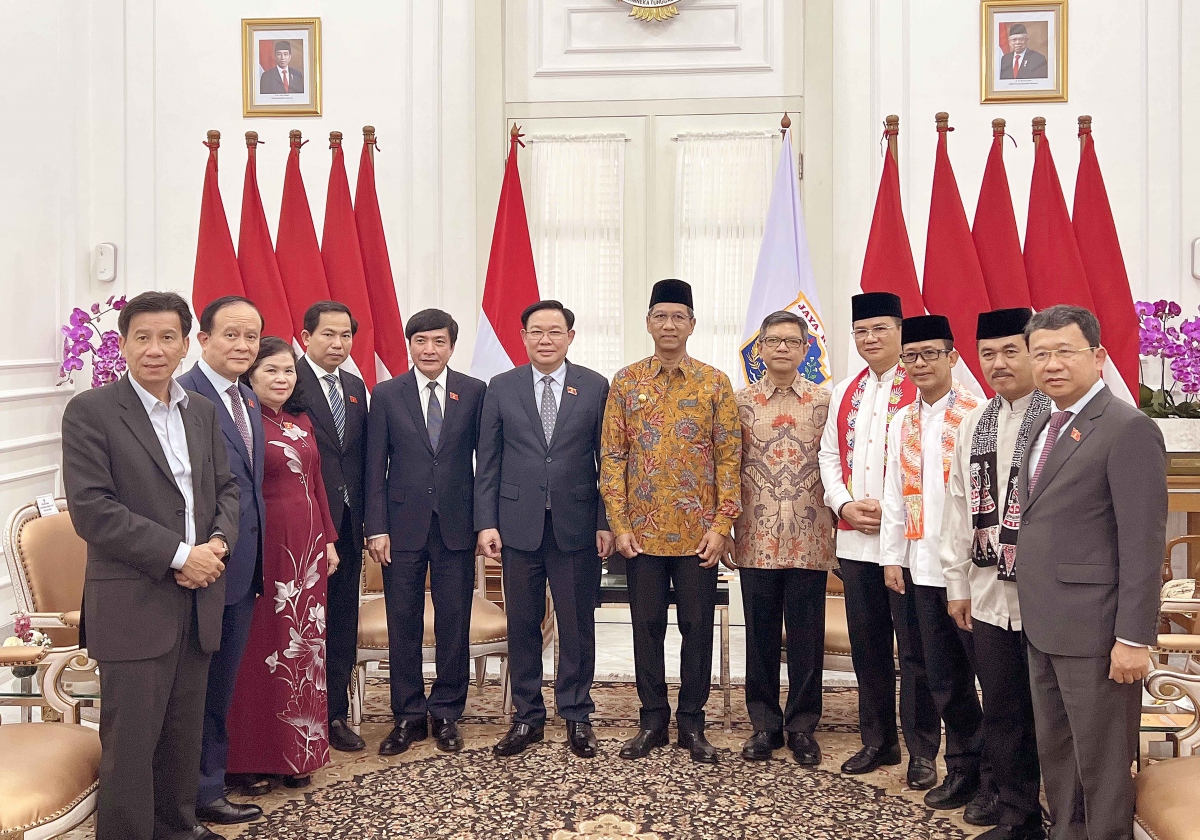 Chủ tịch Quốc hội Vương Đình Huệ và Thống đốc Đặc khu Thủ đô Jakarta Heru Budi Hartono chụp ảnh lưu niệm với các đại biểu