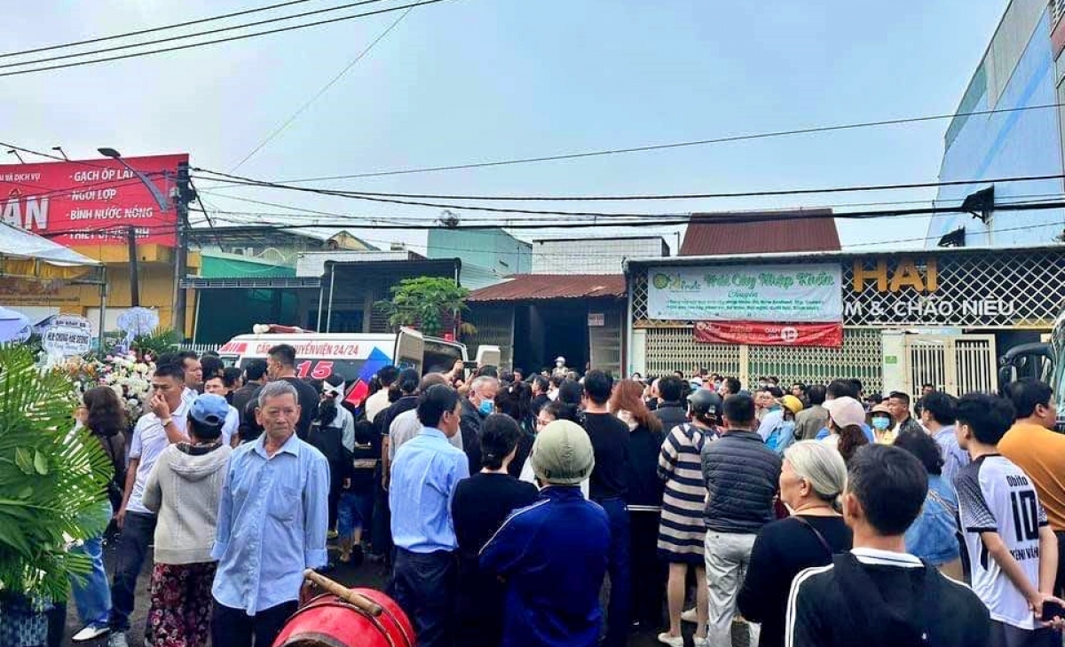 Ngoài các thành viên đã và đang công tác tại HAGL còn có rất đồng người dân, người hâm mộ đến đưa tiễn trợ lý HLV Dương Minh Ninh về nơi an nghỉ cuối cùng.