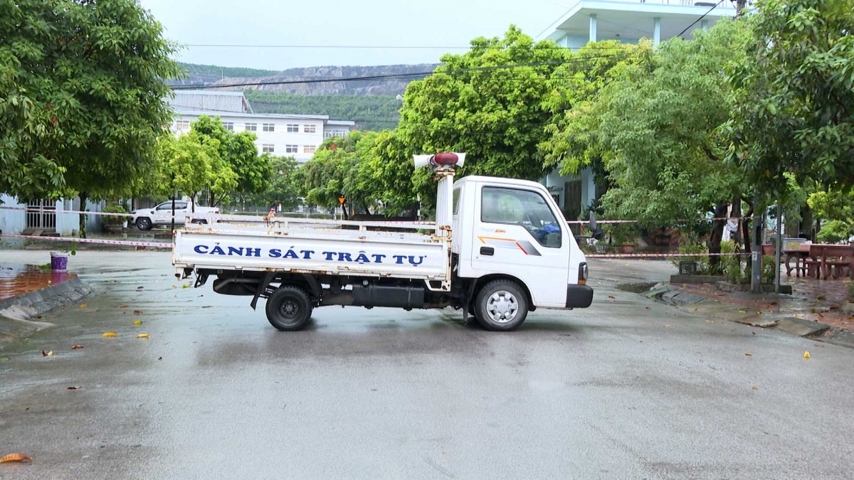 Lực lượng chức năng tiến hành hỗ trợ, di dời khẩn cấp các hộ dân cùng tài sản ra khỏi khu vực nguy hiểm. (Ảnh: Cổng thông tin điện tử TP Cẩm Phả)