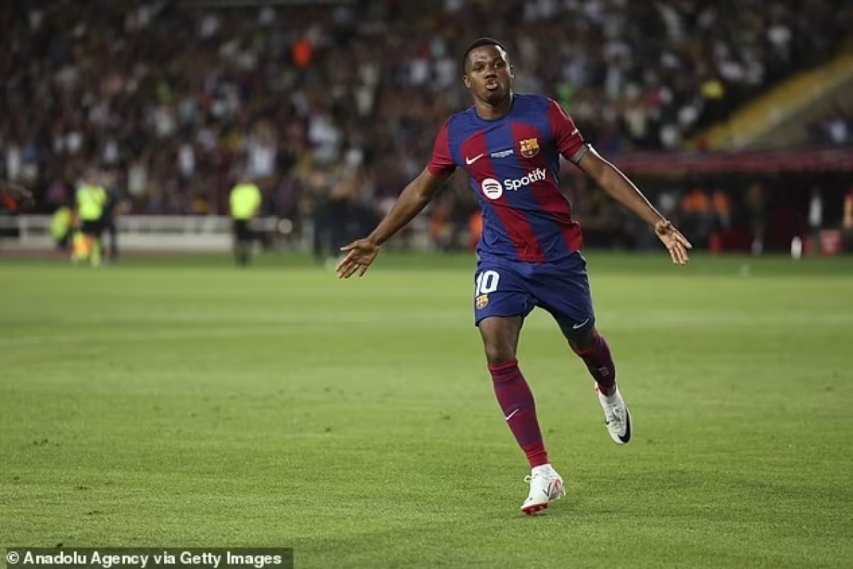 Ansu Fati kế thừa chiếc áo số 10 của Lionel Messi nhưng không được HLV Xavi trọng dụng (Ảnh: Getty)