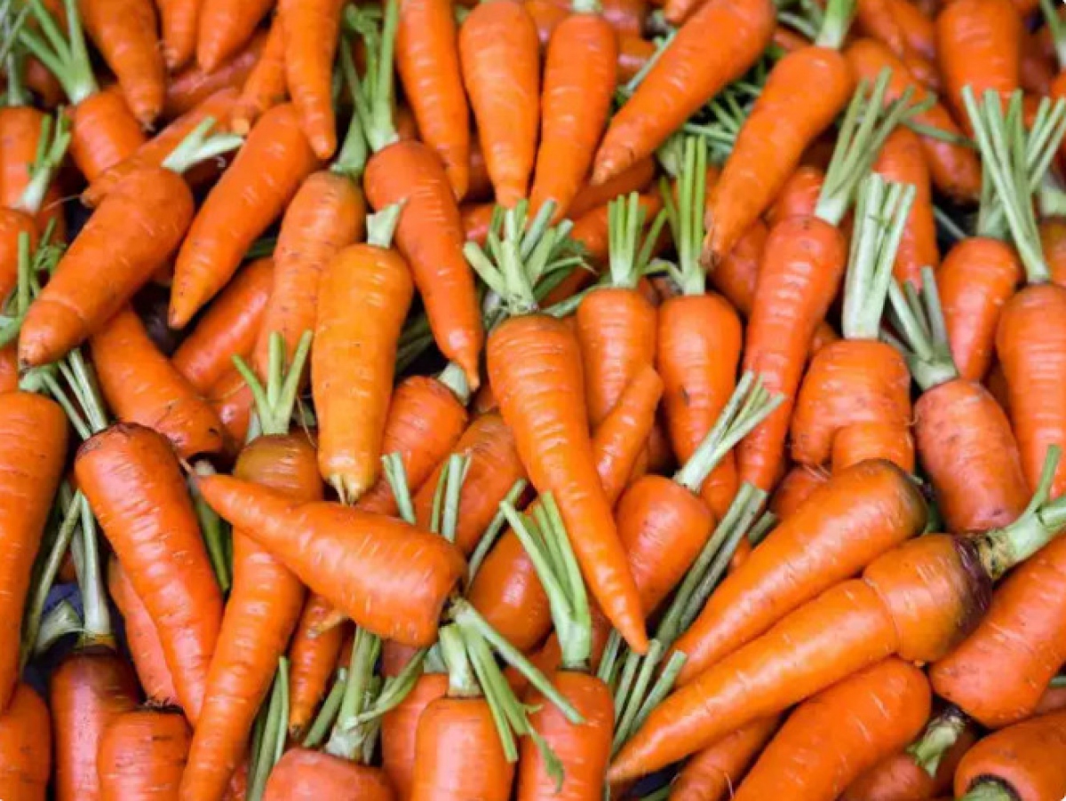 Cà rốt: Cà rốt chứa hàm lượng beta-carotene cao, được cơ thể chuyển đổi thành vitamin A. Vitamin A rất cần thiết để duy trì thị lực, đặc biệt là trong điều kiện ánh sáng yếu. Nó giúp ngăn ngừa quáng gà và hỗ trợ sức khỏe tổng thể của mắt.
