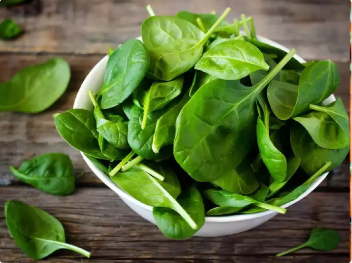 Rau bina: Rau bina chứa nhiều carotenoid tự nhiên như lutein và zeaxanthin, là những chất chống oxy hóa giúp cải thiện thị lực. Những hợp chất này giúp lọc ánh sáng xanh có hại và bảo vệ mắt khỏi stress oxy hóa.