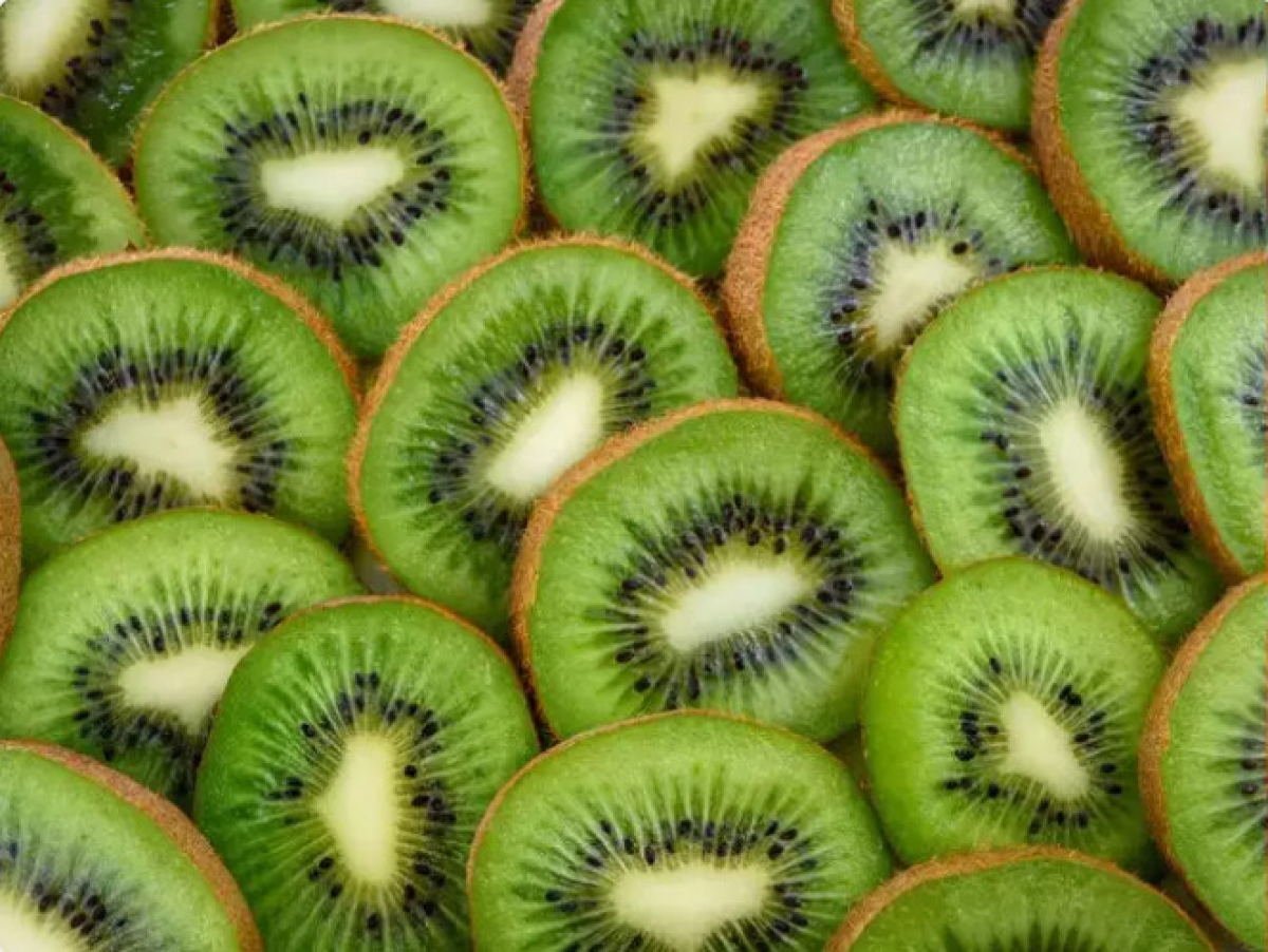 Quả Kiwi: Kiwi chứa nhiều vitamin C, giúp duy trì sức khỏe của mạch máu trong mắt và hỗ trợ hệ thống miễn dịch. Hàm lượng vitamin C cao góp phần sản xuất collagen trong mắt, tăng cường sức khỏe tổng thể của mắt.