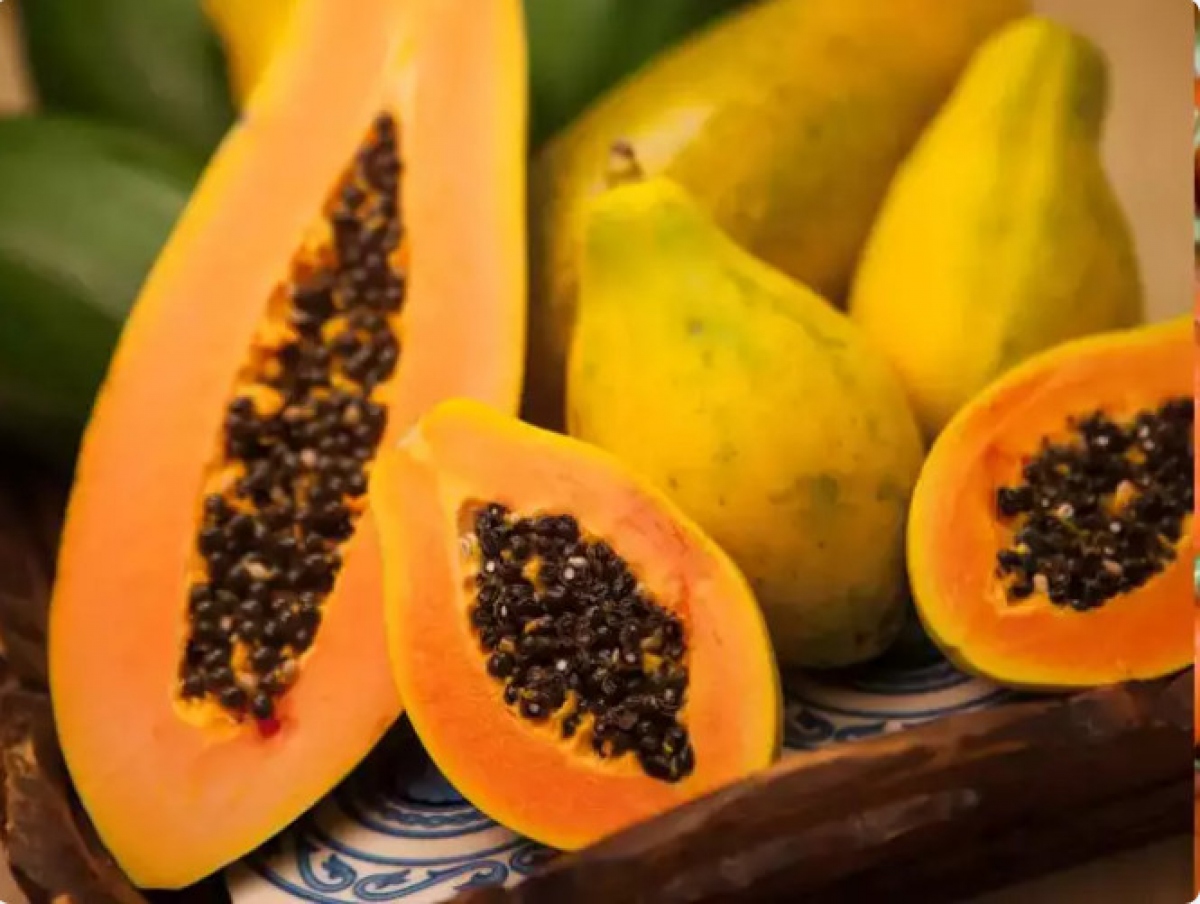 Đu đủ: Đu đủ rất giàu beta-carotene, vitamin C và vitamin E, tất cả đều giúp thúc đẩy đôi mắt khỏe mạnh. Vitamin E hoạt động như một chất chống oxy hóa, bảo vệ tế bào khỏi tổn thương oxy hóa và beta-carotene hỗ trợ thị lực tốt.