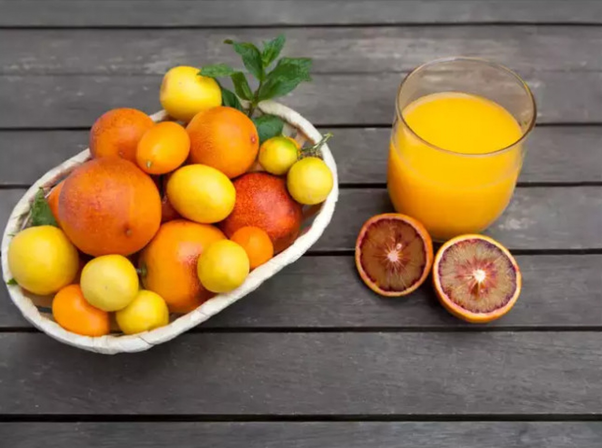 Quả cam: Cam là nguồn cung cấp vitamin C dồi dào, một chất chống oxy hóa mạnh mẽ hỗ trợ sức khỏe của mạch máu trong mắt và giúp ngăn ngừa tổn thương do oxy hóa. Vitamin C cũng góp phần vào sức khỏe tổng thể của các mô mắt.
