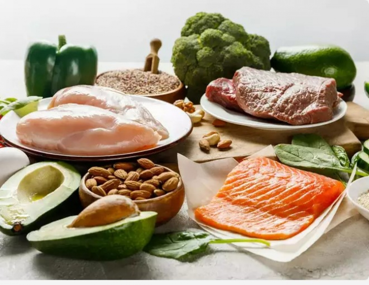 Thực phẩm giàu chất đạm: Mặc dù sữa đã là nguồn cung cấp protein dồi dào nhưng việc kết hợp sữa cùng với các loại thực phẩm giàu protein khác như trứng, thịt hoặc đậu có thể khiến hệ tiêu hóa của bạn bị quá tải. Sự kết hợp của nhiều nguồn protein gây nên tình trạng khó tiêu và dẫn đến rối loạn tiêu hóa.