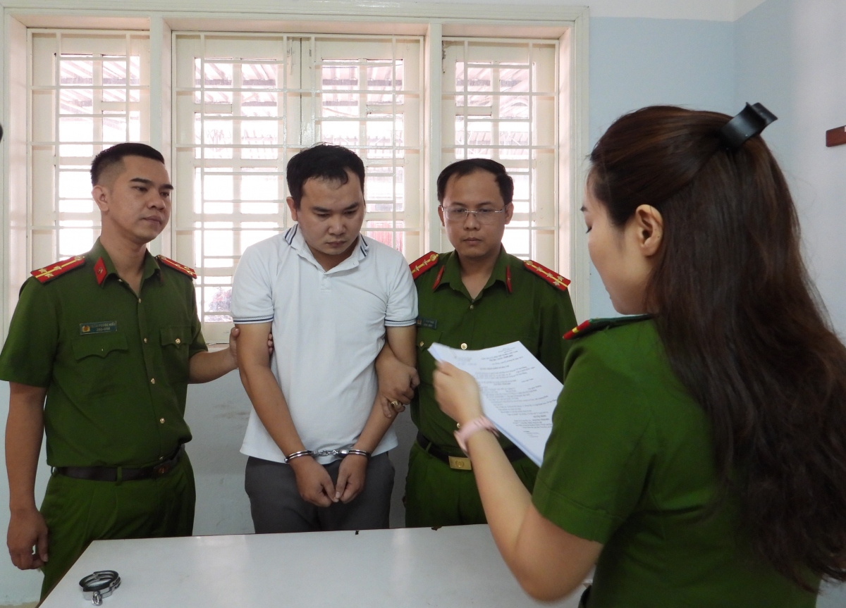 Công an thành phố Đà Nẵng tống đạt các quyết định đối với Nguyễn Vĩnh Sơn.