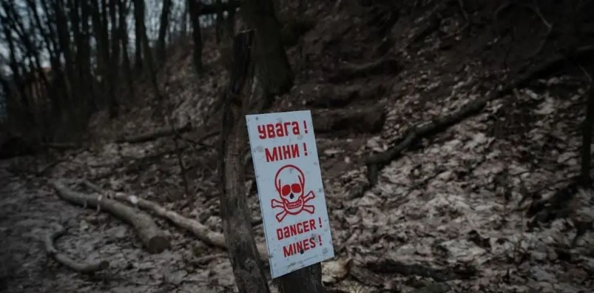 Biển cảnh báo mìn ở ngoại ô Kiev. Ảnh: AFP