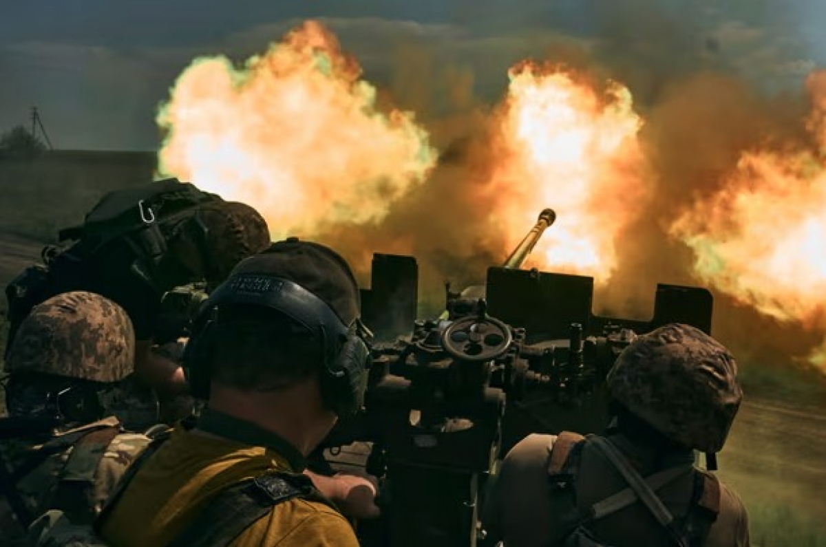 Binh lính Ukraine khai hỏa gần Bakhmut. Ảnh: AP