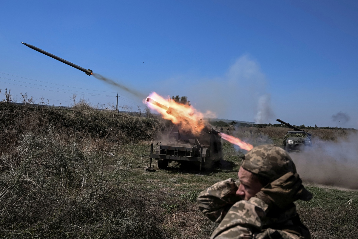 Binh lính Ukraine khai hỏa hệ thống tên lửa phóng loạt cỡ nhỏ về phía quân đội Nga ở khu vực Zaporizhzhia. Ảnh: Reuters