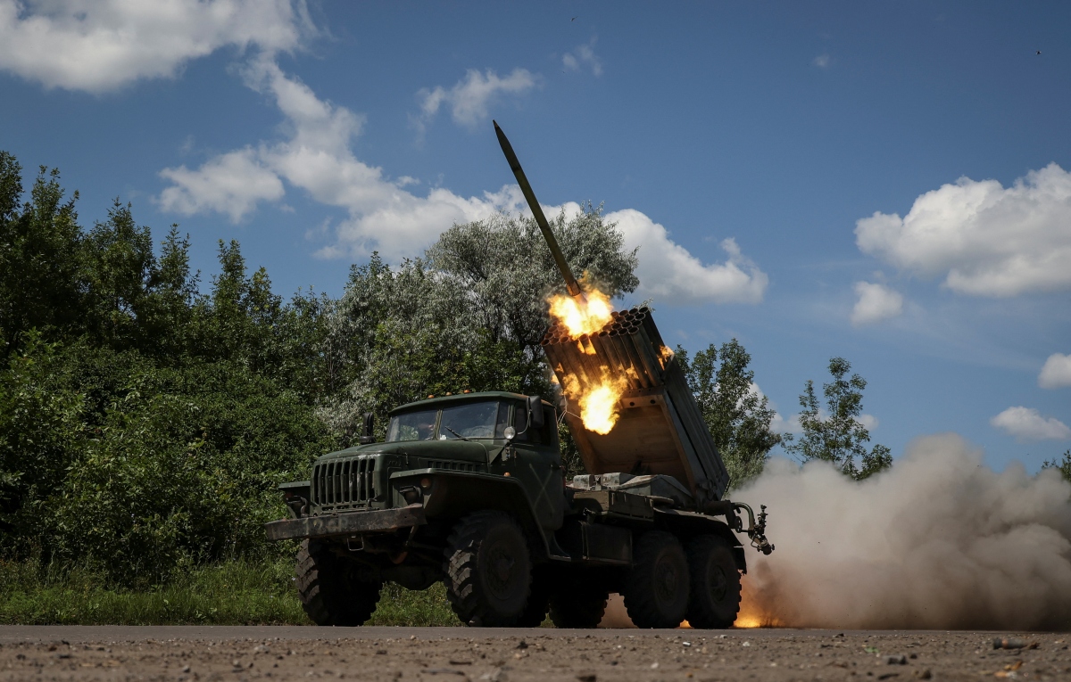 Binh lính Ukraine khai hỏa pháo phản lực BM-21 Grad ở khu vực Donetsk. Ảnh: Reuters
