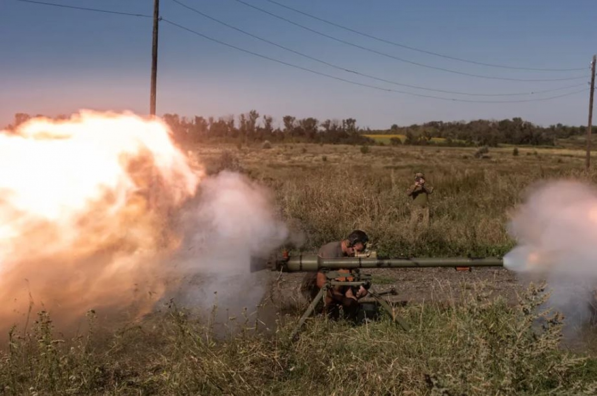 Binh lính Ukraine khai hỏa súng không giật SPG trong một cuộc tập trận quân sự. Ảnh: Getty