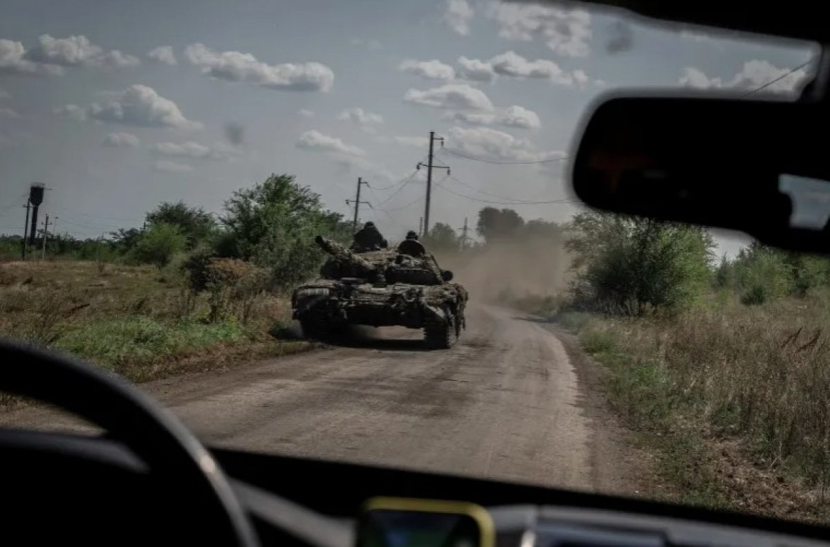 Binh lính Ukraine lái xe tăng gần làng Robotyne, Zaporizhia. Ảnh: Reuters