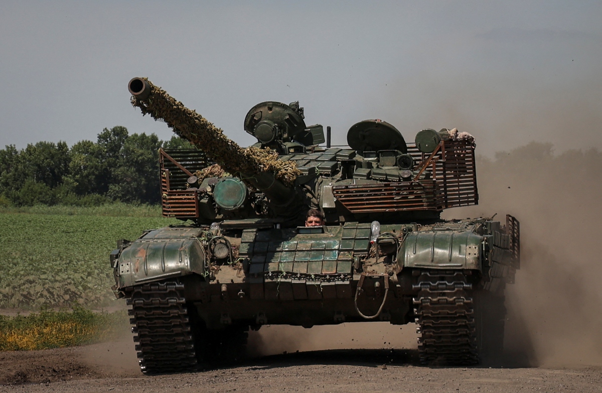 Binh lính Ukraine lái xe tăng gần tiền tuyến ở khu vực Donetsk. Ảnh: Reuters