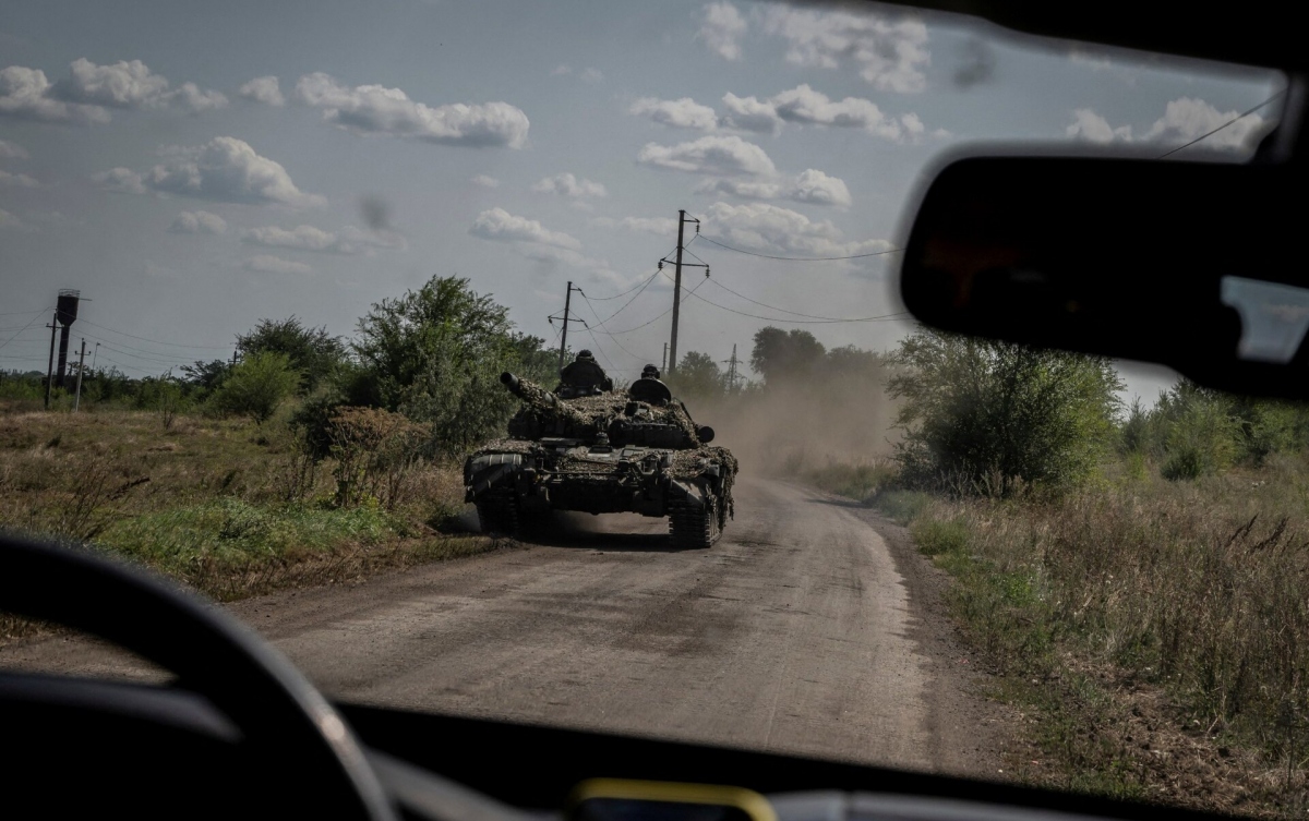 Binh lính Ukraine lái xe tăng ở làng Robotyne. Ảnh: Reuters