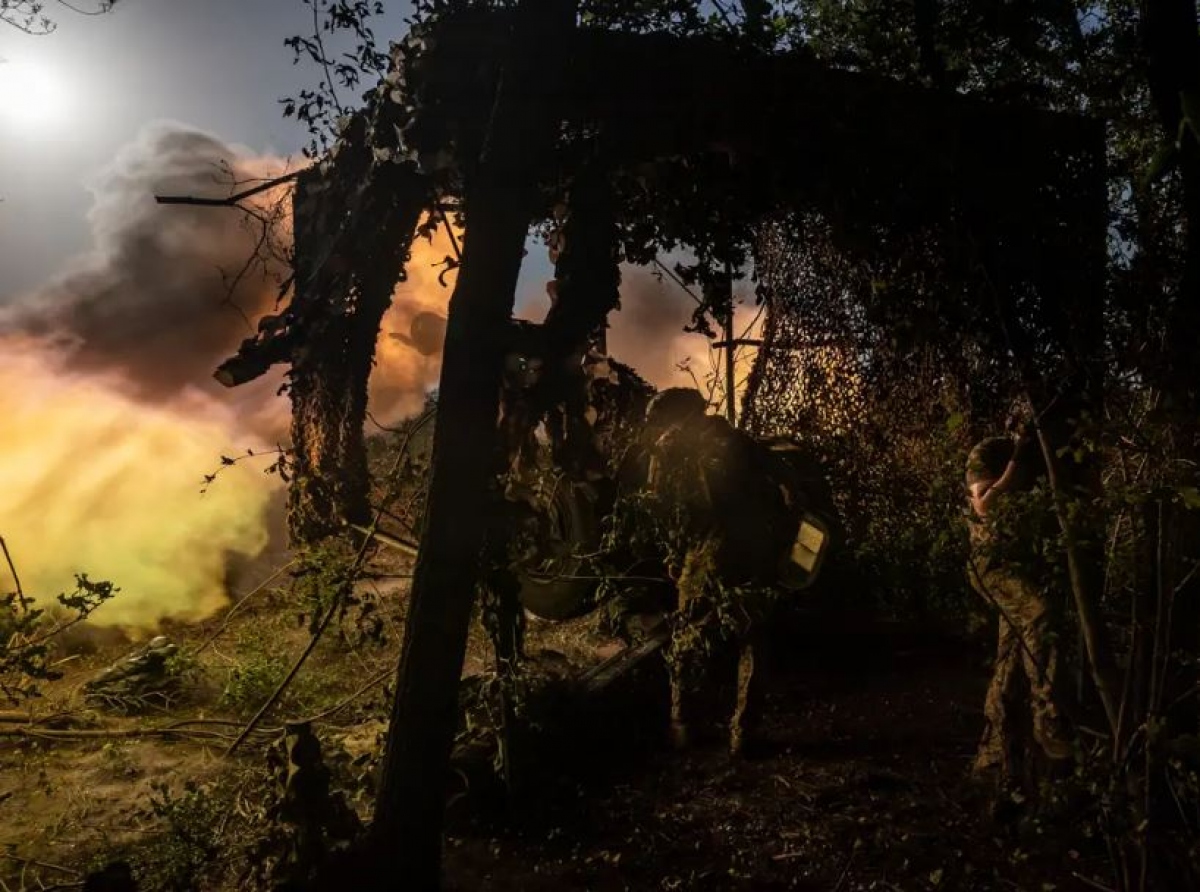 Binh lính Ukraine nã pháo vào các vị trí của Nga ở Avdiivka. Ảnh: Getty