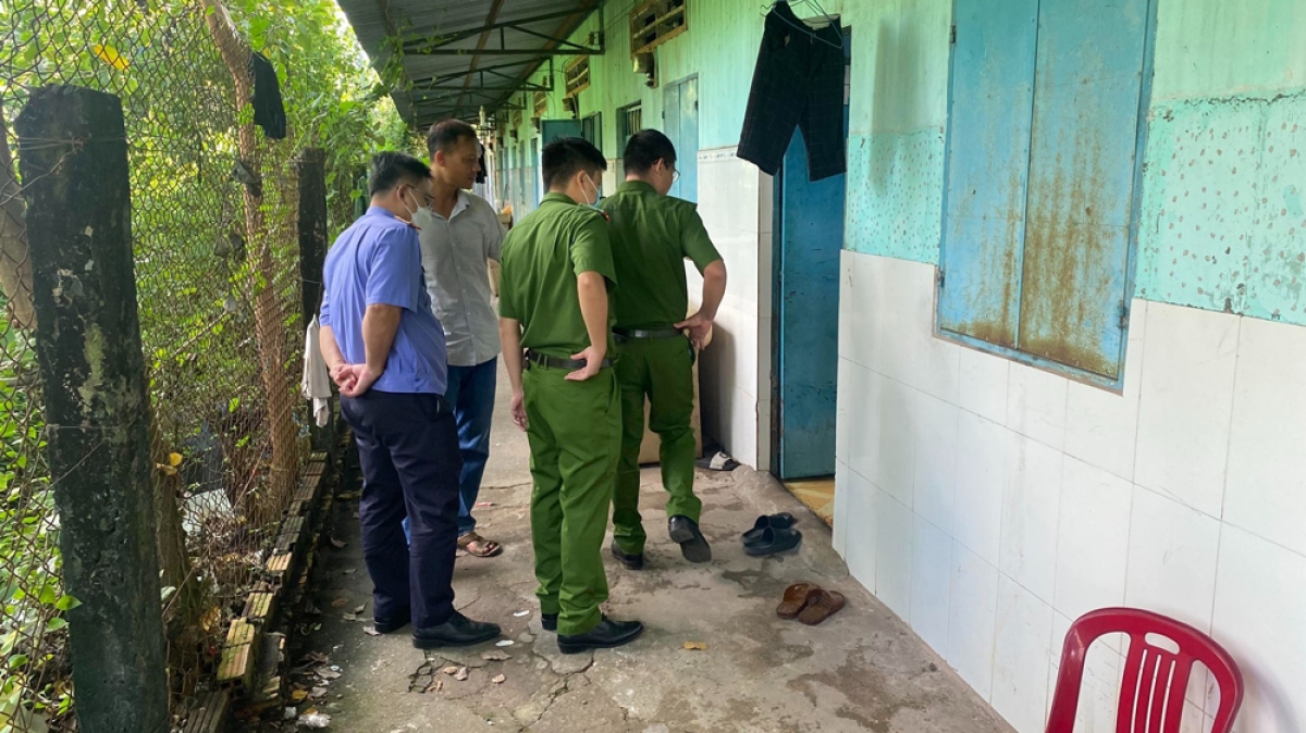 Công an đang khám nghiệm hiện trường (ảnh: ĐC).