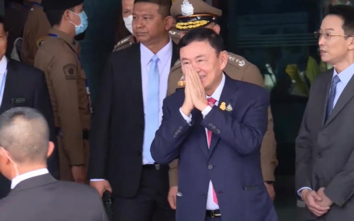 Cựu Thủ tướng Thaksin xuất hiện tại sân bay Don Mueang. Nguồn: Thai Enquire