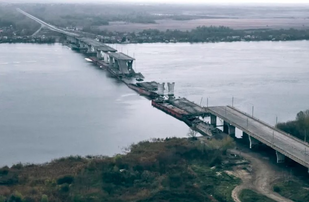 Cầu đường bộ Antonivsky bắc qua sông Dnipro ở Kherson bị phá hủy một phần. Ảnh: AP