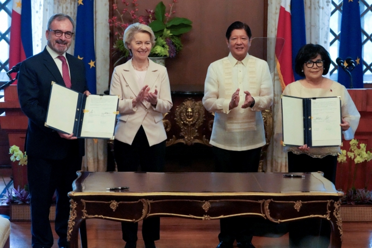 Chủ tịch Uỷ ban Châu Âu (thứ 2 bên trái) và Tổng thống Philippines tại lễ ký kết hiệp định thúc đẩy kinh tế - Ảnh: Reuters