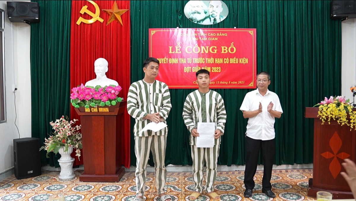 Hai phạm nhân được tha tù trước thời hạn tại Trạm giam Công an tỉnh Cao Bằng.